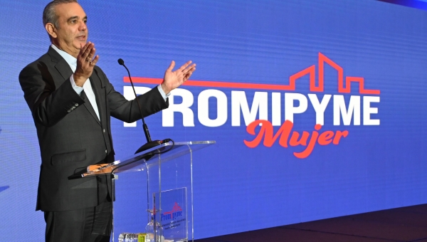 Presidente Abinader anuncia programa "Tú Firma Es Tu Garantía", dedicado a mujeres microempresarias con una primera partida de RD$1,000 millones